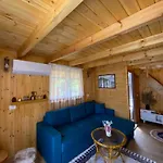 Wooden With Private Pool בית הארחה