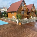 Wooden With Private Pool בית הארחה בראט