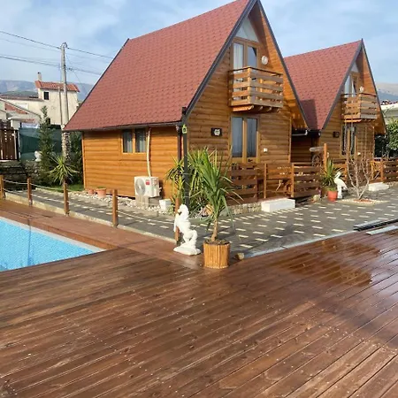 Wooden With Private Pool 招待所 培拉特