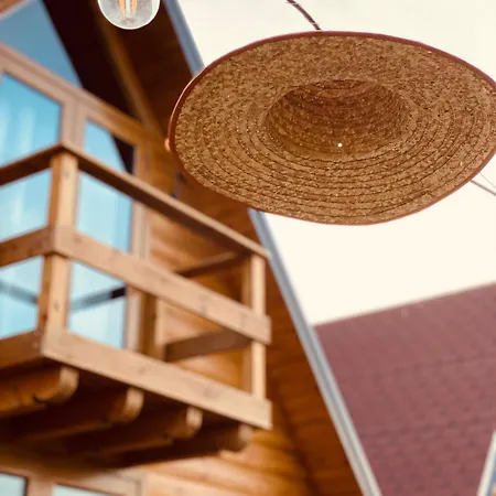 Wooden With Private Pool בית הארחה 3*