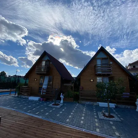 Wooden With Private Pool Pensjonat Berat