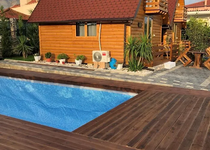 Wooden With Private Pool 3* 培拉特