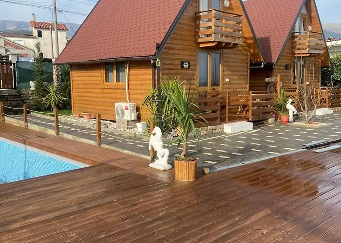 Wooden With Private Pool 招待所 培拉特